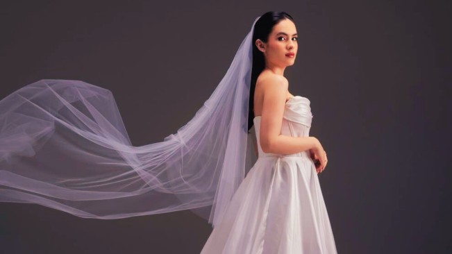 Steffi Zamora mengenakan gaun pengantin. [Instagram]